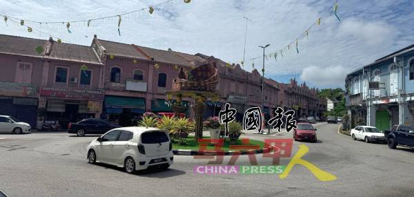 野新商家最近接到由市议会发出的不同性质罚单。图为野新市镇。（图赖天斌提供）
