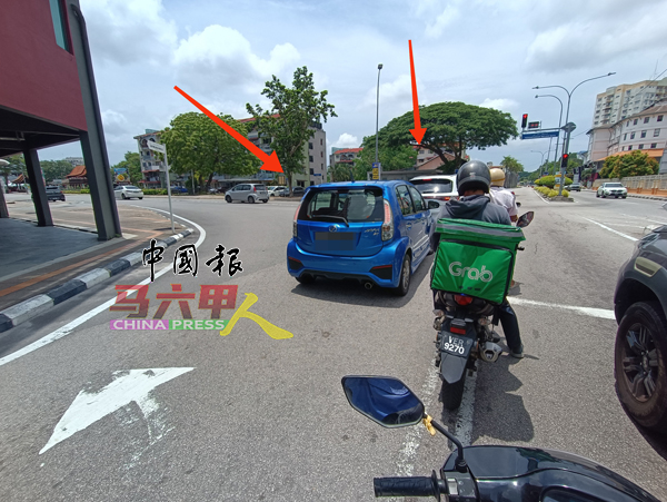 ■马六甲拉也23路路面清楚显示左车道只能左转,依然有车辆插队并停在红绿灯前。