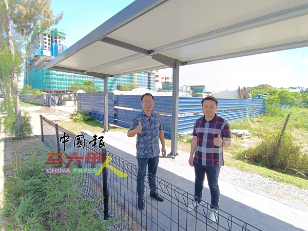 ■郑凯伦（右）与刘志俍到场了解有盖人行道的进展，并感到满意。