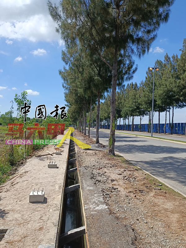 ■“Parkland Avenue By The Sea“综合项目至鸡场街附近的有盖人行道，如火如荼建造中，估计6月能完工。
