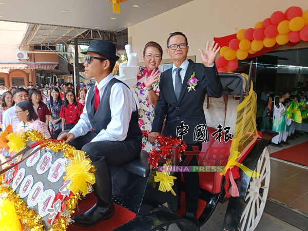 郑敏莉校长在丈夫崔春祯陪同下,乘坐马车绕校园,向在场师生、董家协代表与嘉宾挥手,告别掌校4年的晋巷华小。