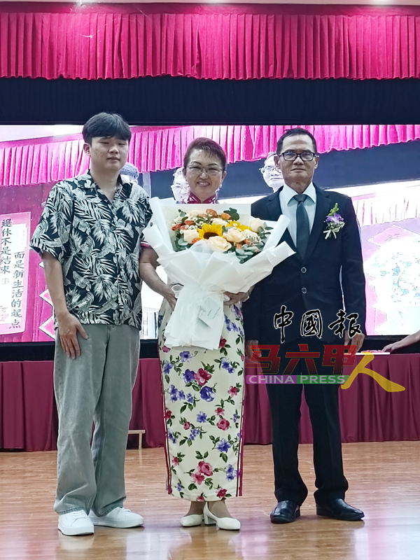 丈夫崔春祯(右)和儿子崔经礼(左)上台送花给郑敏莉校长。