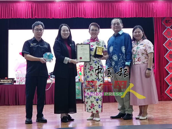 ■戴启仁督学(左起)与王燕玲督学赠送表扬状给郑敏莉校长,右起为林俏蓁副校长及陈宝全。
