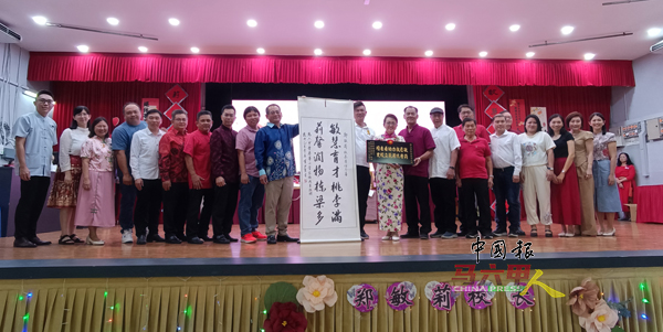 ■董事长陈宝全(左10)率领团队赠送纪念品给郑敏莉校长。