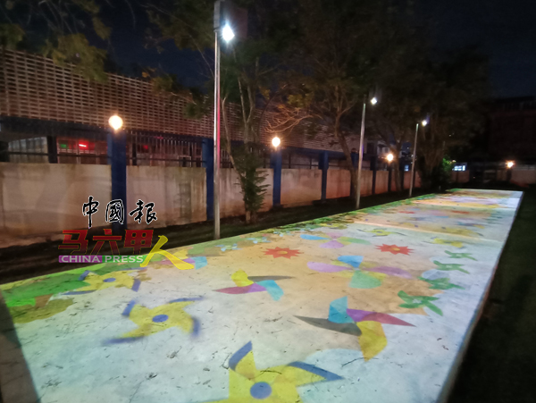 ■动画投射在水泥地板,配有音乐播放。