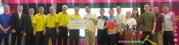 李杰尔（左7起）移交教育基金3000令吉，给晋巷华小董事长陈宝全。