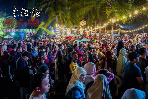 首长开斋节开放门户活动，估计有5万人前来同欢共庆，场面热闹。（图取自首长面子书）
