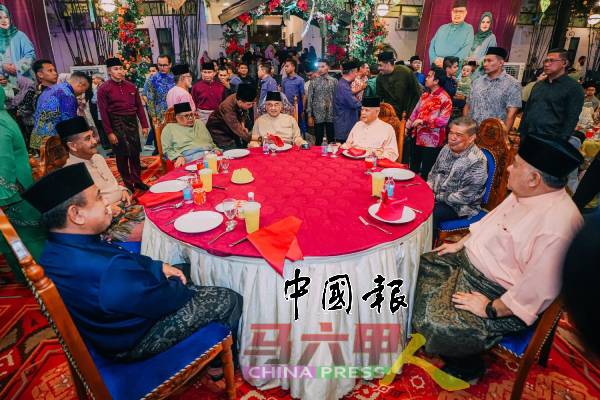 嘉宾阿兹哈（坐者左起）、拉查鲁丁、阿都拉勿、敦莫哈末阿里、敦莫哈末卡里、莫哈未沙布、依布拉欣都伦共享美食。（图取自首长面子书）