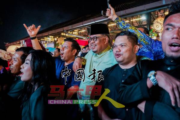 阿都拉勿与民众一观赏演出。（图取自首长面子书）