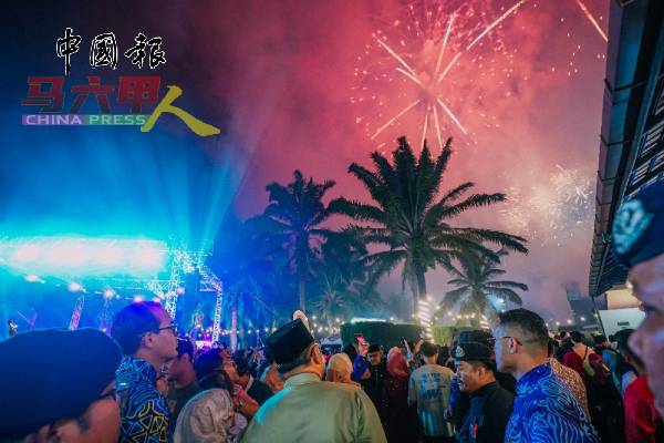 现场燃放璀璨烟花。（图取自首长面子书）