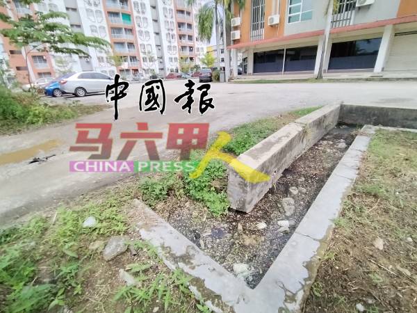沟水无法排除,长期积留,发出恶臭味。