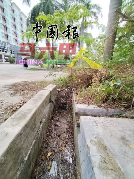 沟渠被堵死,沟水根本无法排除。