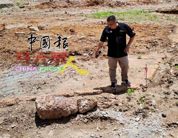雷宝翔脚边的石头，疑为铁锈石。