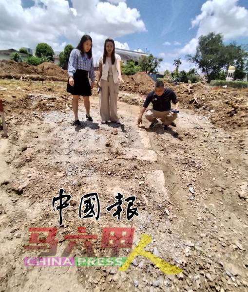 雷宝翔（右起）、林朝雁及薇妮莎，察看挖土时发现的“古城墙”。