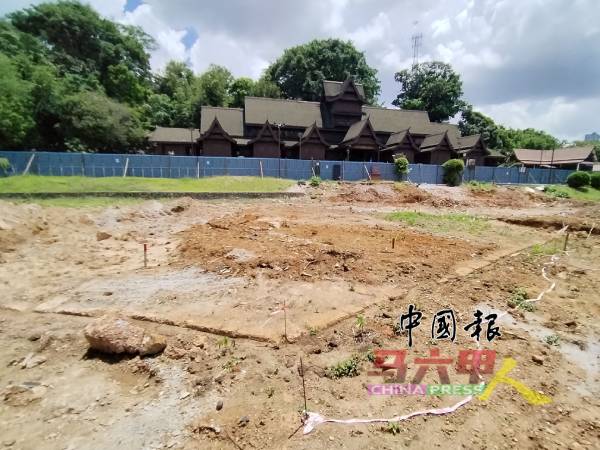 所发现的“古城墙”，呈V形。