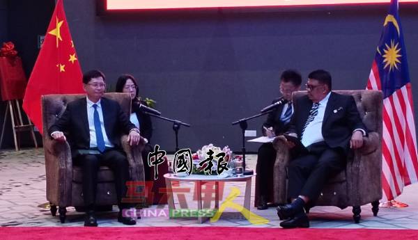 蓝天立(左起)与阿都拉勿交流。