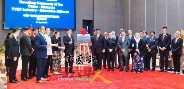 蓝天立与阿都拉勿共同见证“中国-马来西亚职业教育产教联盟”揭幕礼。