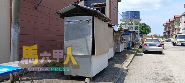 市政厅通过亲商营业措施,让小贩申请执照营业。