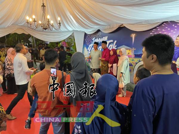 大批民众排队等候，以和诺希尔米夫妇合照。