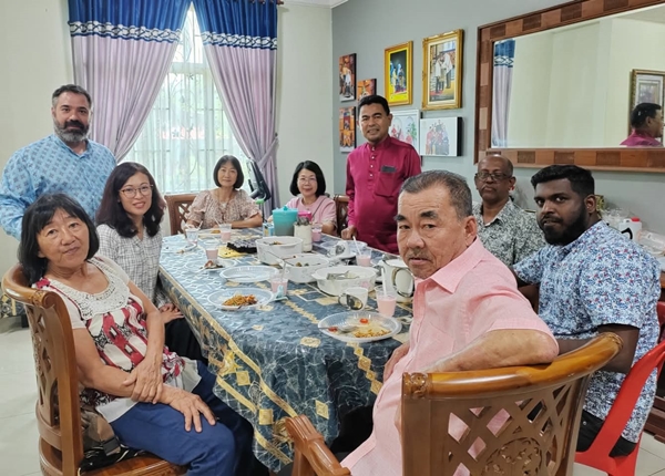 林秀凌（坐者左2）与各族党员趁开斋节，拜访诚信党亚罗牙也区部主席拿督阿斯拉夫，欢庆开斋节与品尝传统美食。