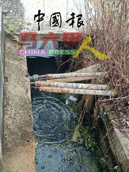 旧水管爆裂，水源一直流出，形成浪费。