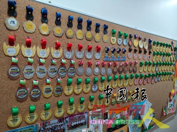 在短短4年内，文安在各大小游泳比赛中，赢得超过百面奖牌，纍积了无数经验。