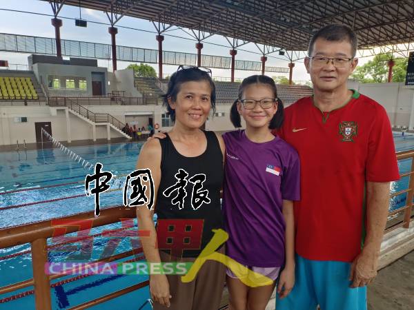 赖文安能在游泳领域取得优异的成绩，背后少不了父母赖德强与梁惠佩一路以来无微不至的栽培与支持。