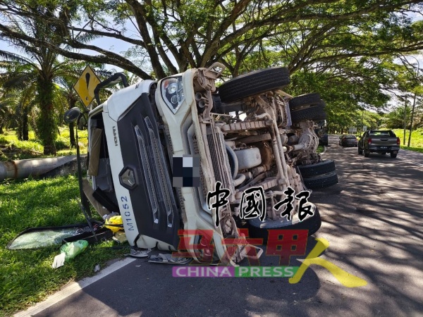 疑是方向盘出问题,洋灰搅拌罗厘经过拐弯路时失控翻覆。