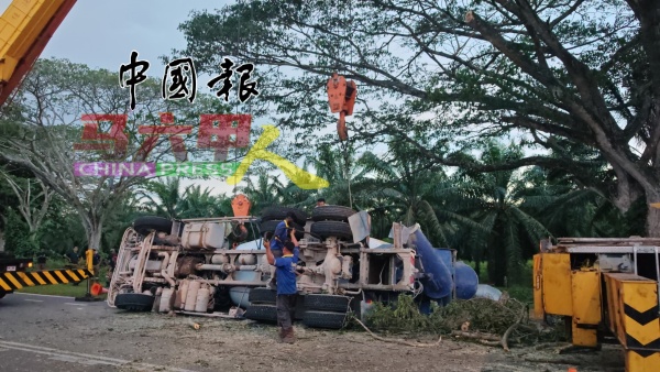 吊车在现场准备把罗厘吊起。