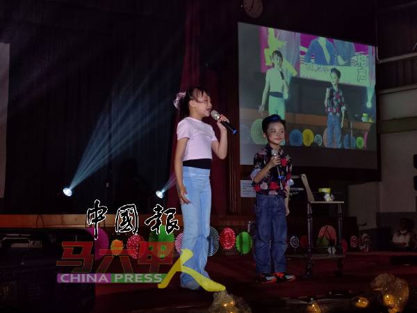 幽默逗趣的相声，赢得掌声。
