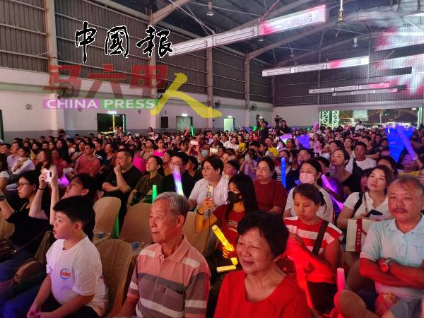 许多观众更高举闪亮的荧光棒，为台上的小小表演者们打气助威。