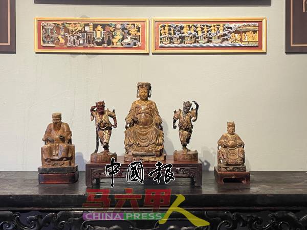 展厅展出大伯公（左起）、顺风耳、妈祖、千里眼及三宝公造像。上为甲必丹李为经旧宅门板上的两块花板，描绘了妈祖庇护郑和下西洋的历史场景。