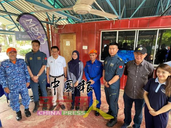 中国蓝天救援队队员霍昊（左2）及陈相（右3）与嘉宾。