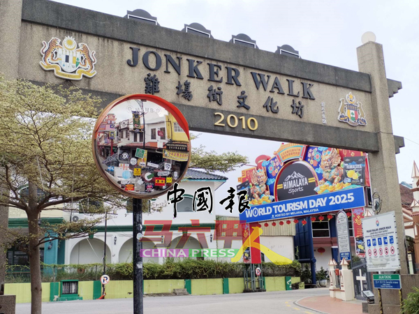 ■凸镜被贴上大量的贴纸，同样带来了破坏。