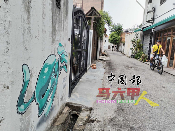 ■老街后巷鲜少人烟，平时可看到脚车骑行。