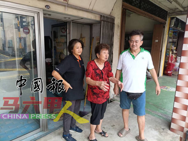 /■郑慧冰（左起）、黄彩凤及冯启彪述说事发情况。