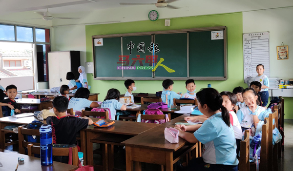 革成华小计划将全校的黑板换成白板，以减少粉笔灰对教师造成的健康影响。