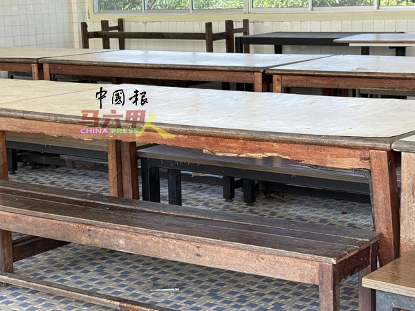 食堂的桌子由于使用多年，经多次修护后仍然破烂不堪，严重影响学生的用餐体验，因此迫切需要更换。
