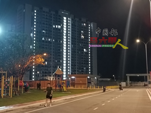 自武吉士灵烈公园附近公寓入伙后，常有公寓居民于夜晚到来跑步。