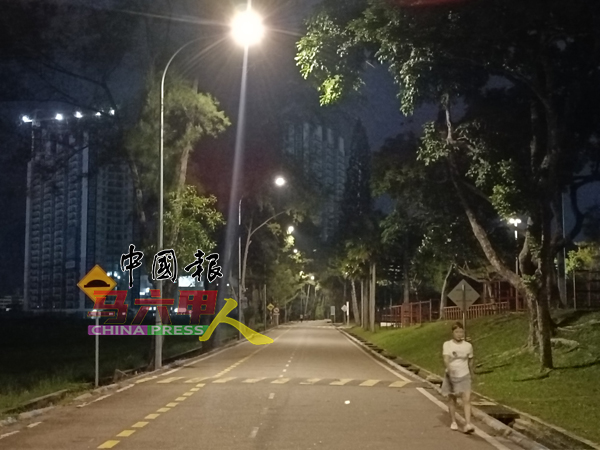 单独或落单的女性在夜晚到公园跑步时，需保持高度谨慎的态度。