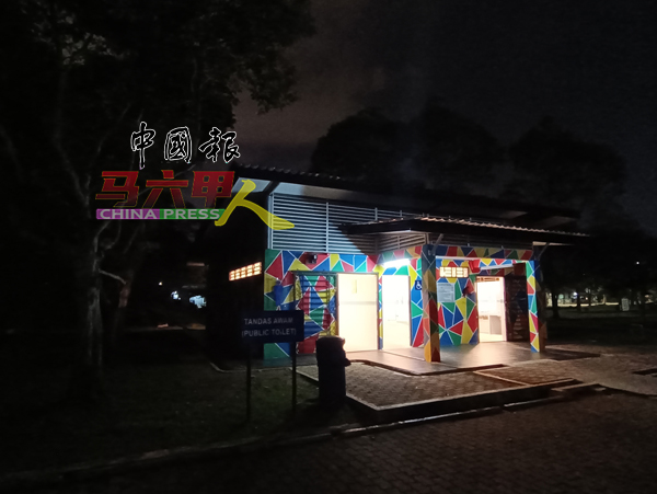 武吉士灵烈公园的厕所虽开放，但周围仍是一片漆黑。