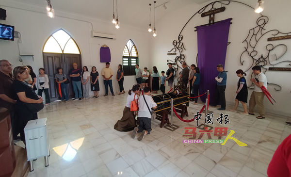 ■来自世界各地的天主教信徒莅临圣彼得教堂朝拜耶稣苦像。