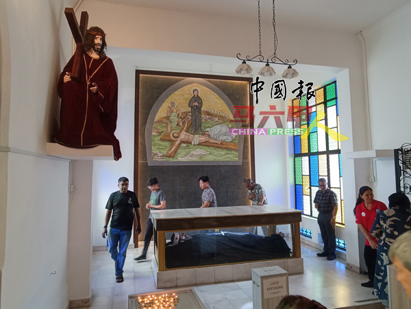 ■信众虔诚环绕瞻仰耶稣苦像,场面庄严。