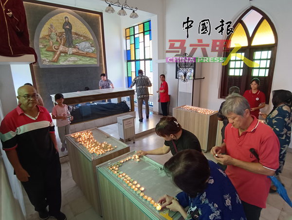 ■信众虔心点燃烛光,虔诚祈祷。