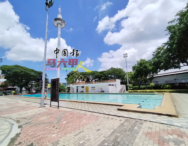 ■关闭了一年半后，市政厅泳池以原本面貌重开了。