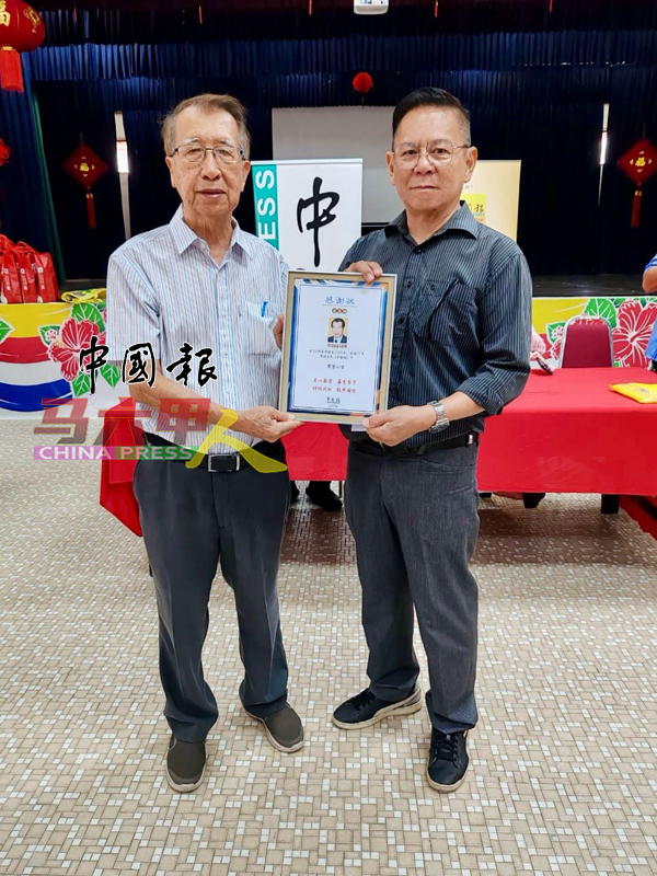 ■本报林钦为（右起）赠送感谢状予罗伯庭。