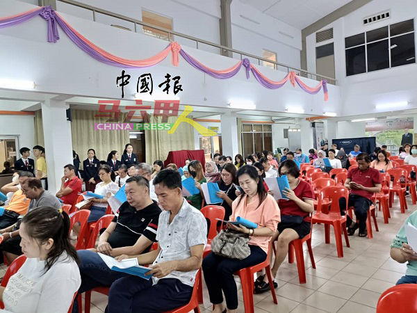 ■家长踊跃出席育中家协大会。
