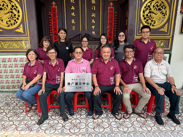 ■马六甲德化会馆理事,前排左起为副主席陈美钻、会务顾问曾国城、会长郭来忠、总务陈金顺、副总务林星远、委员陈金树。