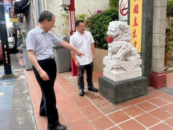 ■杨根平(左起)在颜天禄的陪同下,参观南京市人民政府早前赠送的一对汉白玉狮石雕。