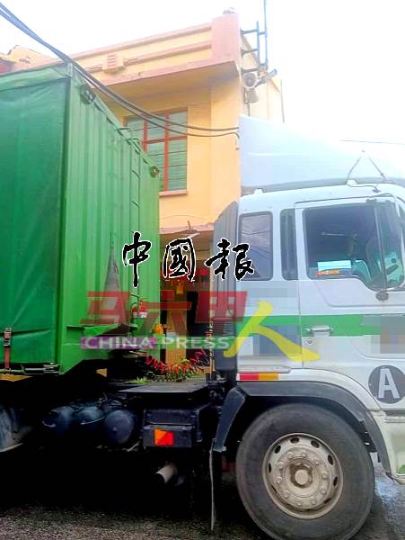 大型罗厘发现罗厘车斗上的货物勾住下垂的电线，不敢贸然前进，一度造成交通阻塞。